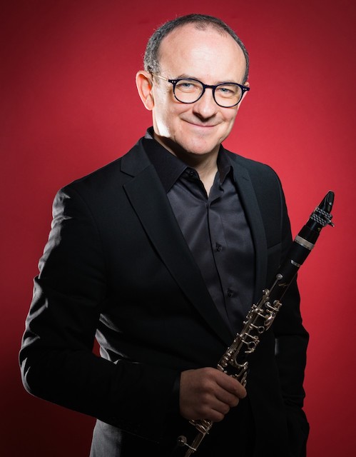 Pavel Vinnitsky headshot holding clarinet in his right hand